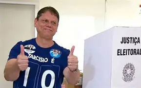 Tarcísio é reeleito com votação recorde e prepara agenda nacional ao lado de Flávio Bolsonaro