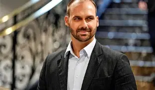Eduardo Bolsonaro defende saída de Alexandre de Moraes do STF caso Flávio seja eleito e coloca responsabilização de ministros no centro do debate nacional Eduardo Bolsonaro defende saída de Alexandre de Moraes do STF caso Flávio seja eleito e coloca responsabilização de ministros no centro do debate nacional
