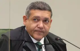 Nunes Marques convoca campanhas de Lula e Flávio Bolsonaro após avalanche de ações no TSE; disputa eleitoral chega aos tribunais e expõe impasse sobre regras da campanha