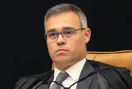 André Mendonça dá três horas para Janones apagar vídeo contra Flávio Bolsonaro e prevê multa de R$ 10 mil