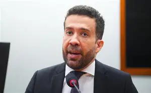 Nunes Marques volta a suspender o “Exército do Lula” e exige registro eleitoral; canal de Janones entra novamente no centro de disputa no TSE