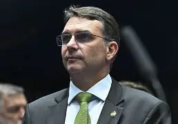 Flávio Bolsonaro e equipe de campanha devolvem R$ 1,5 milhão a 14 doadores; atitude reforça a importância da cautela e da transparência eleitoral