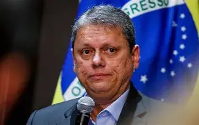 Tarcísio de Freitas aconselha Flávio Bolsonaro a permanecer no Brasil, admite candidatura à Presidência em 2030 e provoca desconforto entre aliados do PL Tarcísio de Freitas aconselha Flávio Bolsonaro a permanecer no Brasil, admite candidatura à Presidência em 2030 e provoca desconforto entre aliados do PL