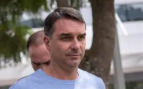 TSE mantém remoção de publicações falsas sobre Flávio Bolsonaro e Nossa Senhora Aparecida; ministros divergem sobre limites da decisão