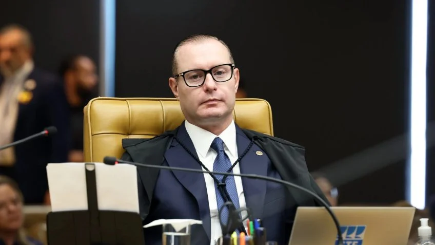 Decisão de Cristiano Zanin estende votação até as 19h em todo o Brasil e provoca questionamentos sobre segurança jurídica