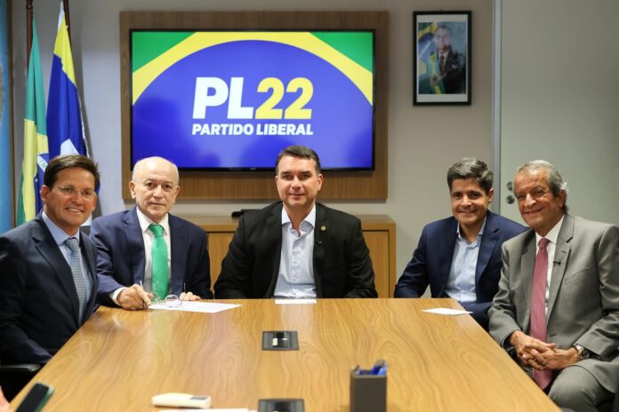 ACM Neto fecha apoio a Flávio Bolsonaro e promete mobilizar a Bahia no segundo turno