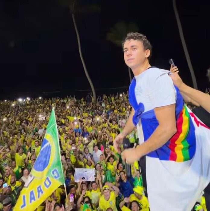 Nikolas Ferreira mobiliza multidão no Recife em apoio a Flávio Bolsonaro e reforça avanço da direita no Nordeste Nikolas Ferreira mobiliza multidão no Recife em apoio a Flávio Bolsonaro e reforça avanço da direita no Nordeste