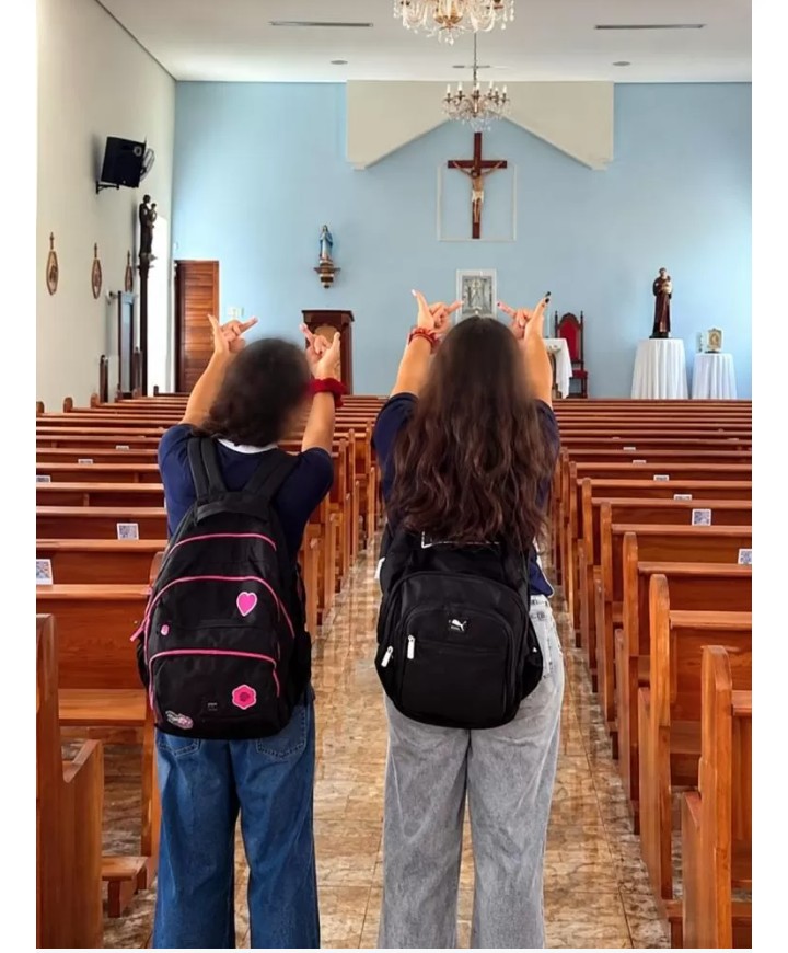 Foto de jovens fazendo gestos obscenos em igreja de Minas Gerais provoca indignação e levanta debate sobre respeito à fé Foto de jovens fazendo gestos obscenos em igreja de Minas Gerais provoca indignação e levanta debate sobre respeito à fé