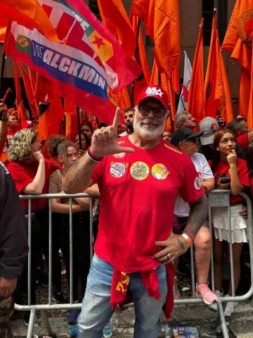 Alexandre Frota faz o “L” para Lula e revive a pergunta: afinal, qual é o lado político? Alexandre Frota faz o “L” para Lula e revive a pergunta: afinal, qual é o lado político?