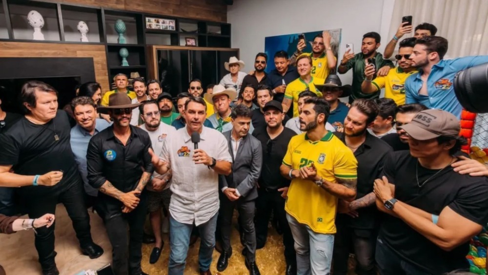 Flávio Bolsonaro recebe apoio de mais de 30 artistas sertanejos em Goiás e se reúne com Gusttavo Lima