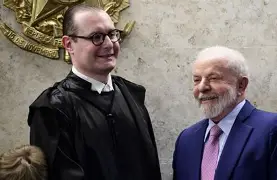 Lula acusa prefeitos de tentar dificultar votação, fala em “roubalheira” e pede prorrogação do horário eleitoral Lula acusa prefeitos de tentar dificultar votação, fala em “roubalheira” e pede prorrogação do horário eleitoral