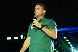 Flávio Bolsonaro teria deixado o Brasil após ordem de Moraes? O que se sabe sobre o paradeiro do senador e a suspeita de viagem aos EUA