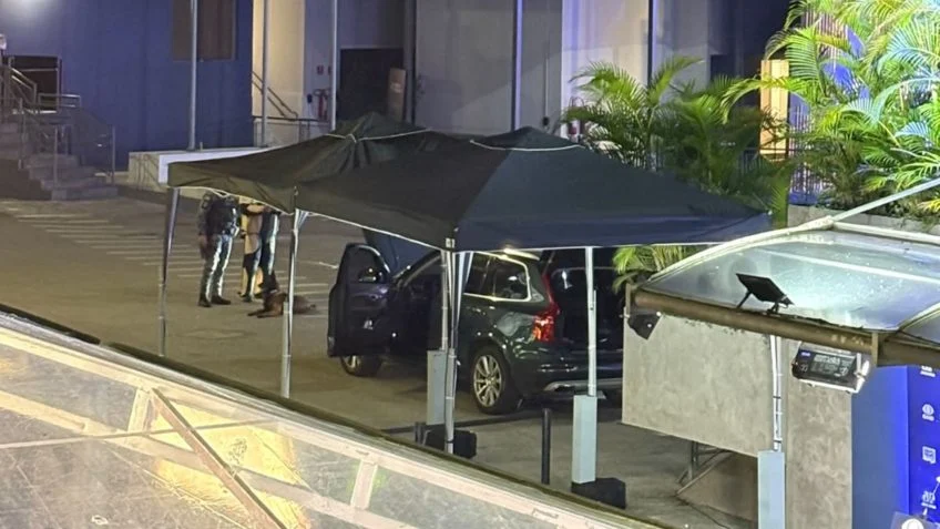 SUSPEITA DE BOMBA EM CARRO DA COMITIVA DE FLÁVIO BOLSONARO MOBILIZA ESQUADRÃO ANTIBOMBAS APÓS DEBATE COM LULA; GATE DESCARTA EXPLOSIVO SUSPEITA DE BOMBA EM CARRO DA COMITIVA DE FLÁVIO BOLSONARO MOBILIZA ESQUADRÃO ANTIBOMBAS APÓS DEBATE COM LULA; GATE DESCARTA EXPLOSIVO