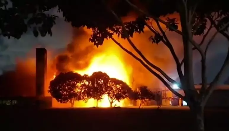 Incêndio destrói prédio da UFPE e ameaça pesquisas; Polícia Federal investiga causas