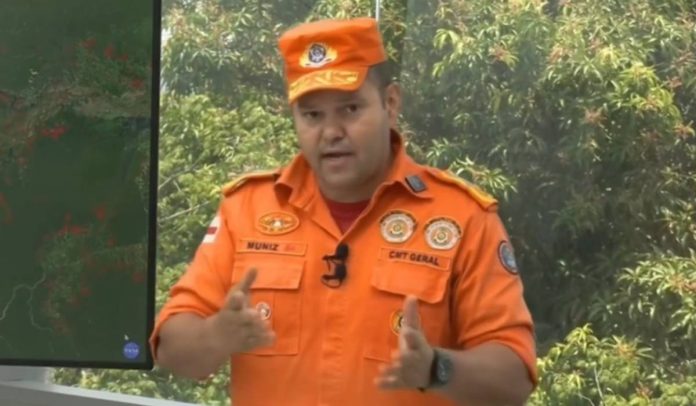 Comandante dos Bombeiros afirma que governo Lula negou ajuda para combater queimadas no Amazonas; anúncio de reforço federal ocorre após cobrança pública