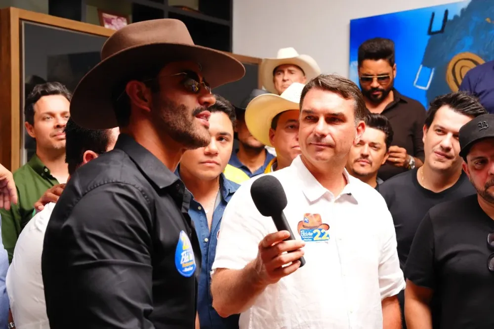 Gusttavo Lima reafirma apoio a Flávio Bolsonaro e cobra compromisso com programas sociais: “O meu voto você já tem”