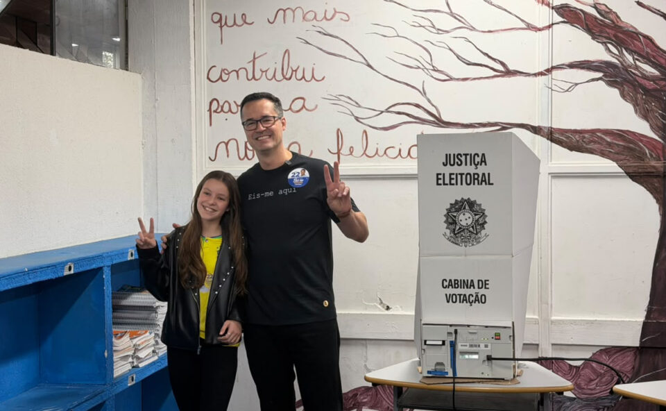 Deltan Dallagnol vota em Curitiba e faz alerta sobre corrupção, segurança pública e futuro do Brasil Deltan Dallagnol vota em Curitiba e faz alerta sobre corrupção, segurança pública e futuro do Brasil