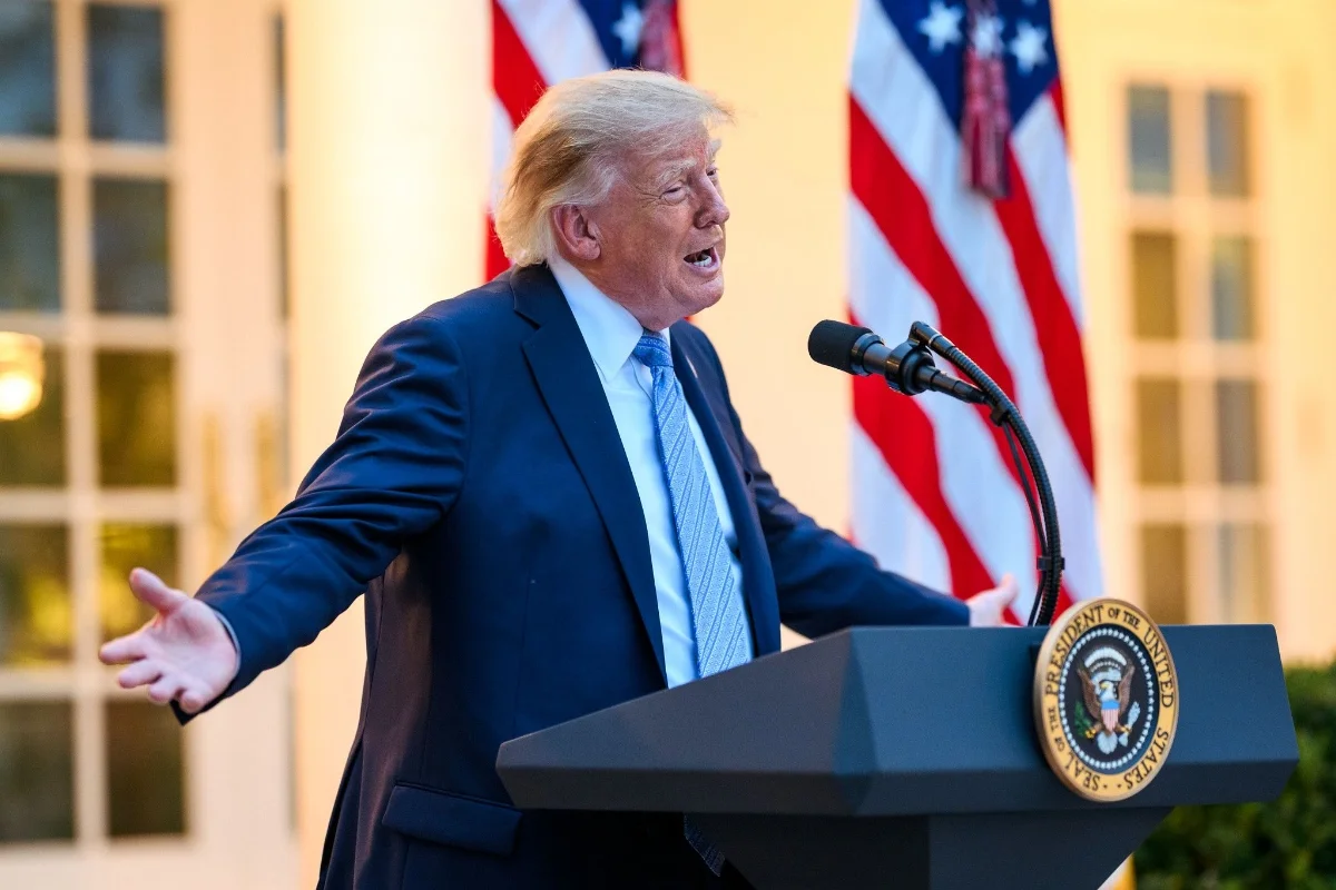 Trump volta a questionar eleições brasileiras em comício no Texas e repete suspeitas de fraude sem apresentar provas