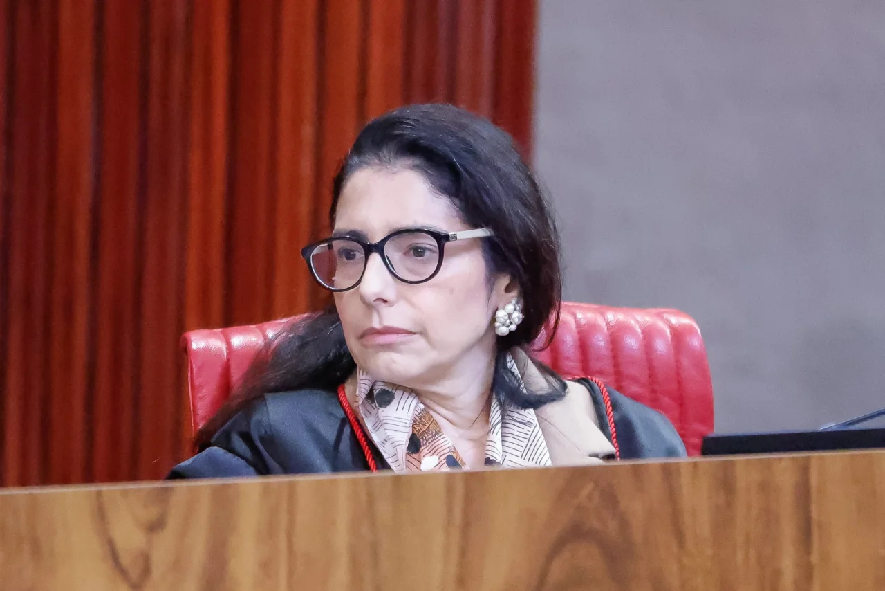 TSE MANDA FLÁVIO BOLSONARO APAGAR POSTAGEM SOBRE FECHAMENTO DE IGREJAS E PROÍBE REPRODUÇÃO DE CONTEÚDO SEMELHANTE