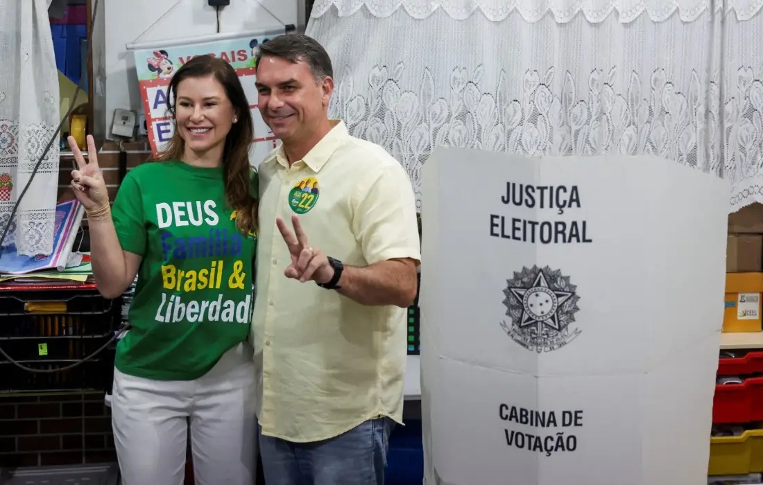 Flávio Bolsonaro vota no Rio e afirma: “Espero que o Brasil escolha o seu presidente hoje”