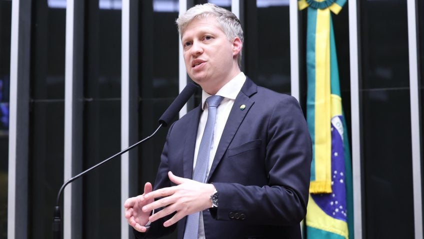 Marcel van Hattem afirma que impeachment de Alexandre de Moraes avançará no Senado, seja Flávio Bolsonaro ou Lula eleito presidente
