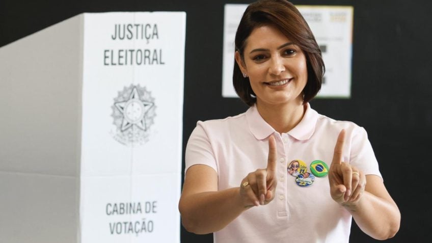 Michelle Bolsonaro vota em Brasília e revela: Jair Bolsonaro está “ansioso e esperançoso” com a eleição
