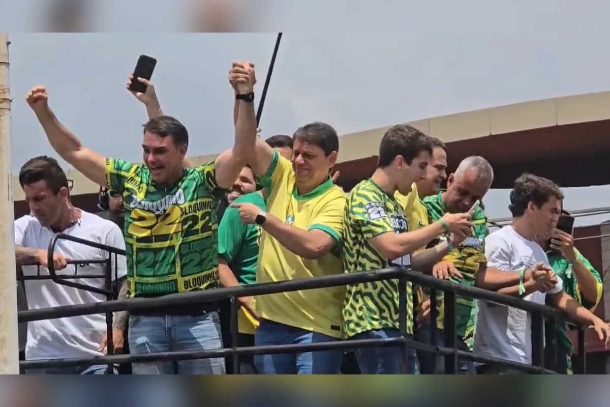 Flávio Bolsonaro promete manter internet livre e afirma que governará até para quem fez o “L”
