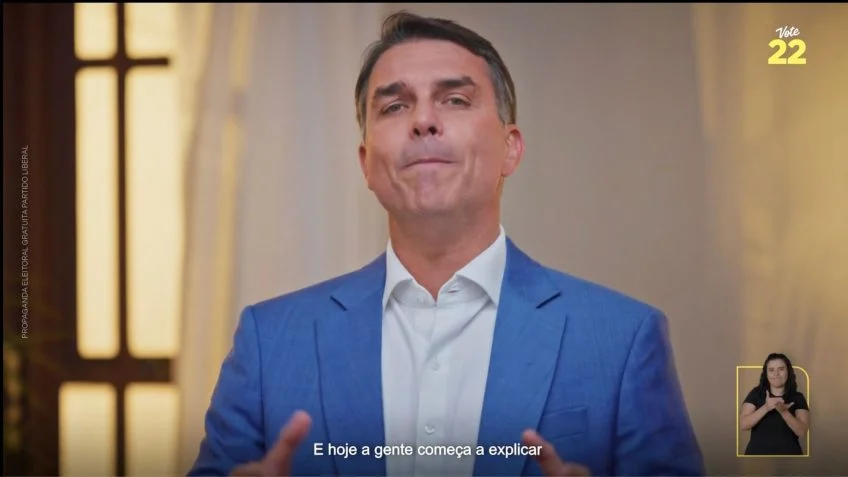 Flávio Bolsonaro anuncia visita ao pai após Moraes autorizar retomada dos encontros; senador critica restrição e diz estar ansioso para rever Jair Bolsonaro