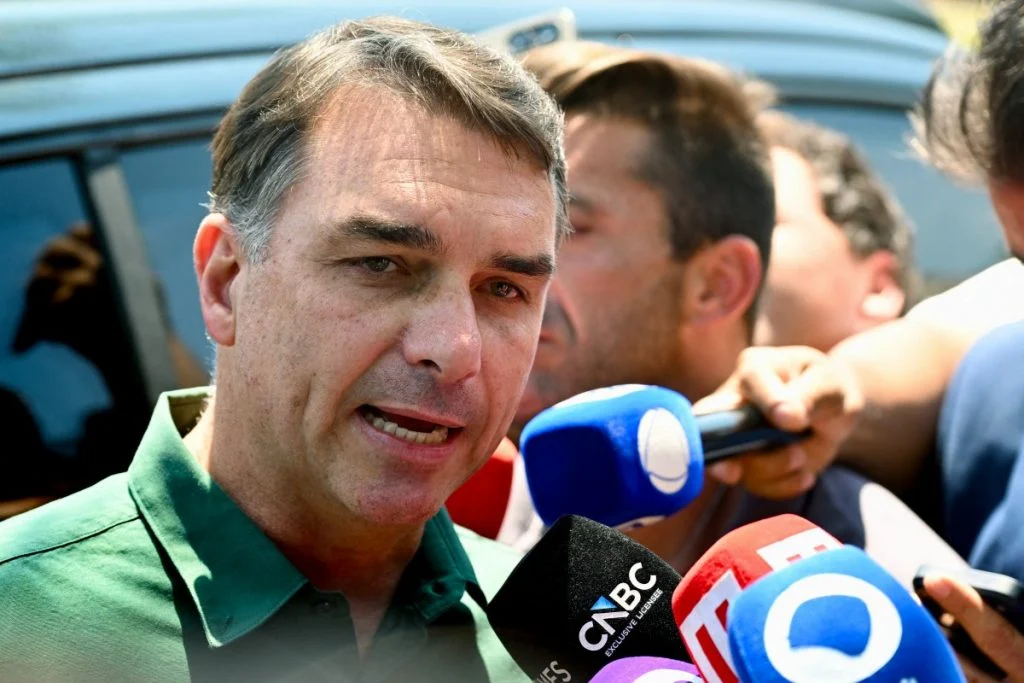 Flávio Bolsonaro recua da resistência e confirma presença no debate da Band contra Lula neste domingo Flávio Bolsonaro recua da resistência e confirma presença no debate da Band contra Lula neste domingo