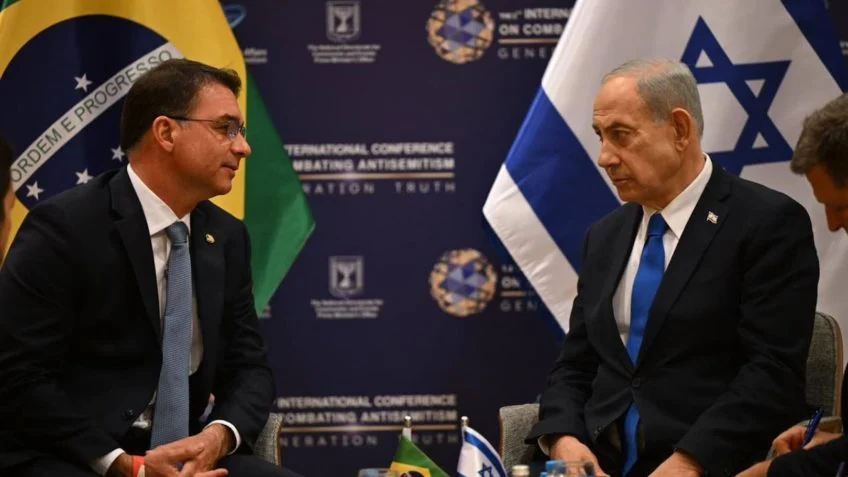 Netanyahu chama Brasil de “pequeno país” e cogita comparecer à posse de Flávio Bolsonaro caso senador vença eleição presidencial Netanyahu chama Brasil de “pequeno país” e cogita comparecer à posse de Flávio Bolsonaro caso senador vença eleição presidencial
