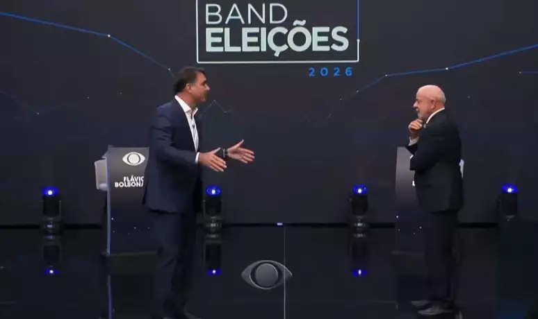 FLÁVIO BOLSONARO ENCARA LULA NA BAND E PROVOCA: “QUEM TE PRENDEU ESTÁ AQUI”; MORO E DELTAN SÃO HOMENAGEADOS NO DEBATE