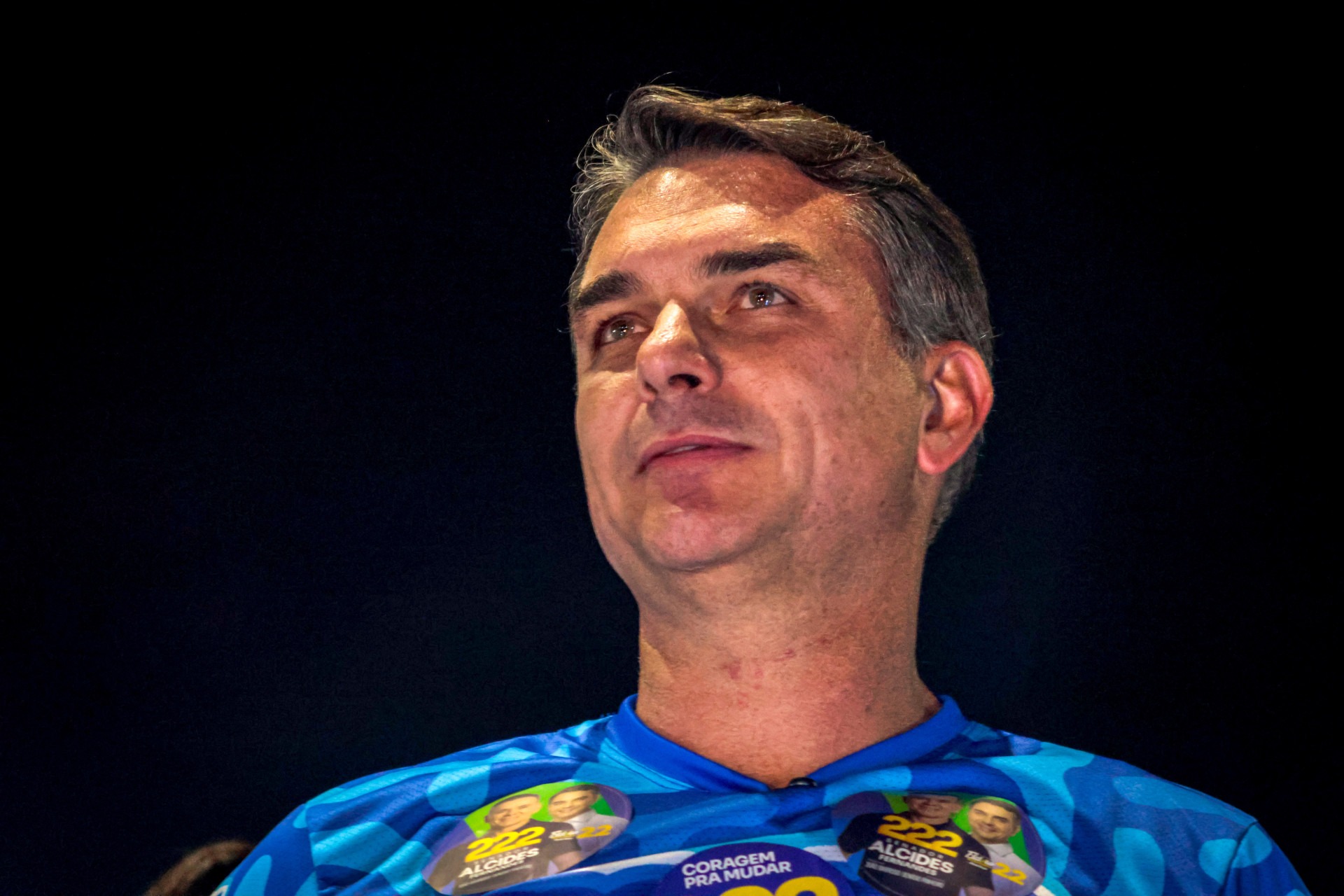 Flávio Bolsonaro pressiona por redução da maioridade penal e desafia Lula a apoiar endurecimento contra crimes graves