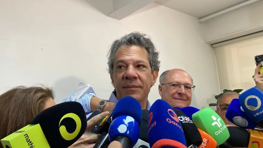 Haddad vota cercado de aliados, fala em “grande campanha” e tenta sair leve diante de pesquisas desfavoráveis