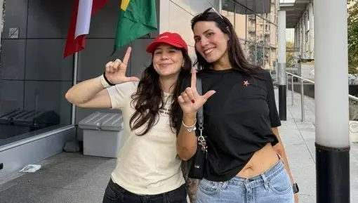 Brasileiras apoiam Lula na Polônia e viram alvo de eurodeputado após foto com símbolos do PT Brasileiras apoiam Lula na Polônia e viram alvo de eurodeputado após foto com símbolos do PT