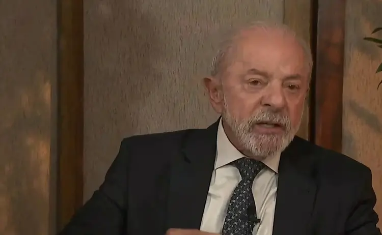 Jornalista do SBT confronta Lula sobre o Desenrola, e presidente promete Pix de R$ 5 mil; pacote de benefícios levanta questionamentos na reta final da eleição Jornalista do SBT confronta Lula sobre o Desenrola, e presidente promete Pix de R$ 5 mil; pacote de benefícios levanta questionamentos na reta final da eleição
