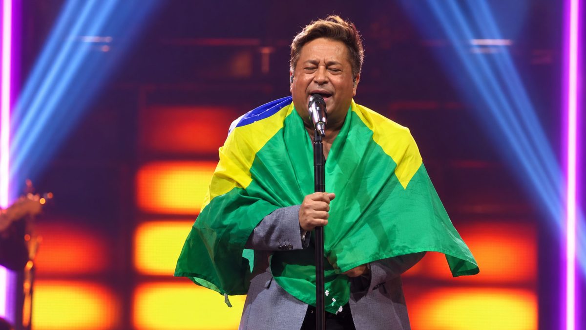 LEONARDO ERGUE A BANDEIRA DO BRASIL, DECLARA APOIO A FLÁVIO BOLSONARO E MANDA RECADO: “NÃO PODE FICAR EM CIMA DO MURO”
