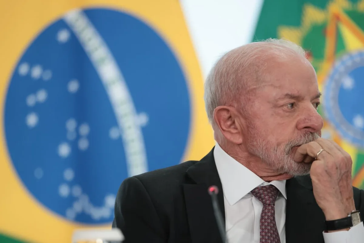 André Mendonça manda campanha de Lula suspender impulsionamento de publicações contra Flávio Bolsonaro; decisão do TSE aumenta pressão sobre propaganda eleitoral petista