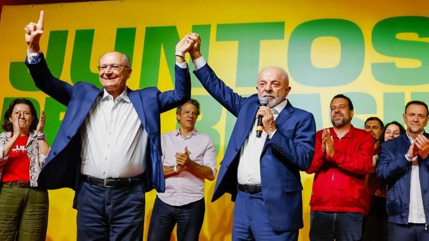Lula busca virada inédita para conquistar o 4º mandato, enquanto PT corre atrás do prejuízo diante de Flávio Bolsonaro Lula busca virada inédita para conquistar o 4º mandato, enquanto PT corre atrás do prejuízo diante de Flávio Bolsonaro