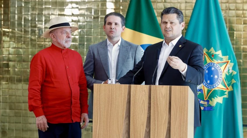 Lula recebe Hugo Motta e Davi Alcolumbre no Alvorada após vitória sobre Flávio Bolsonaro; encontro abre disputa por poder no Congresso
