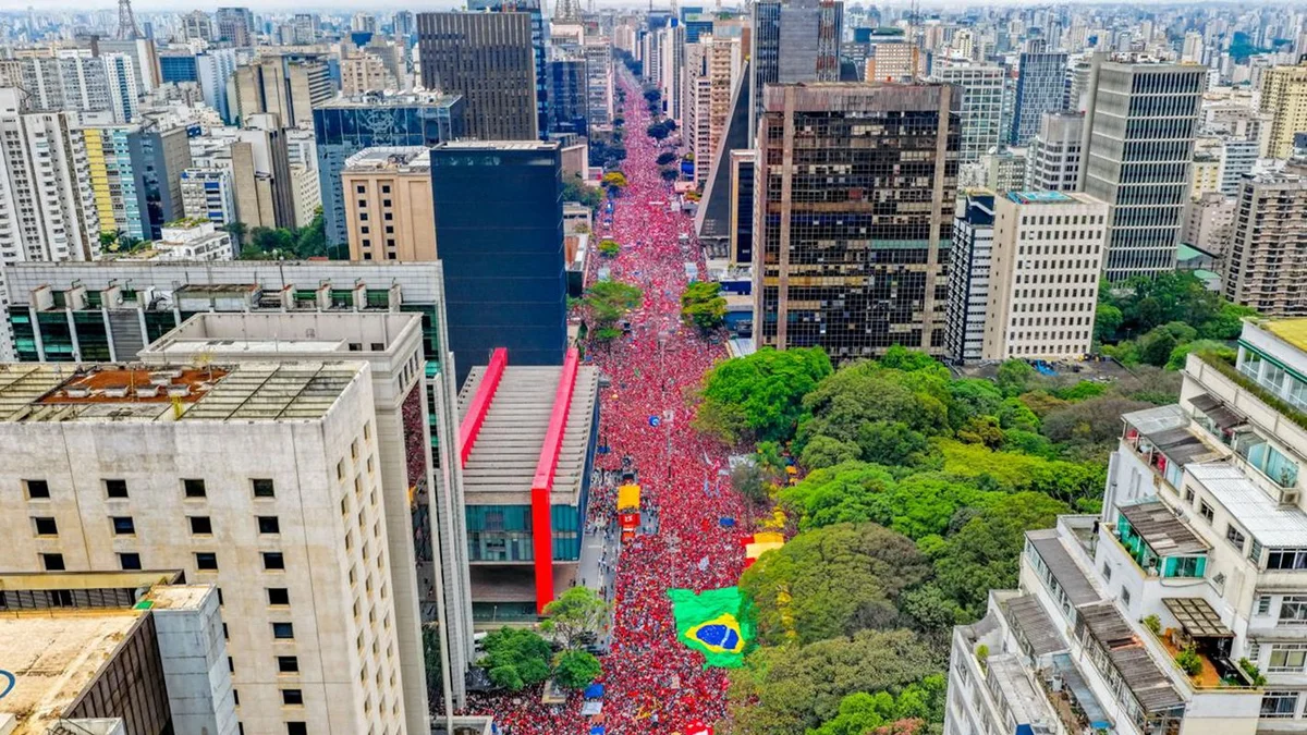 USP critica falta de autorização para contar público em ato de Lula na Paulista; imagens aéreas levantam questionamentos