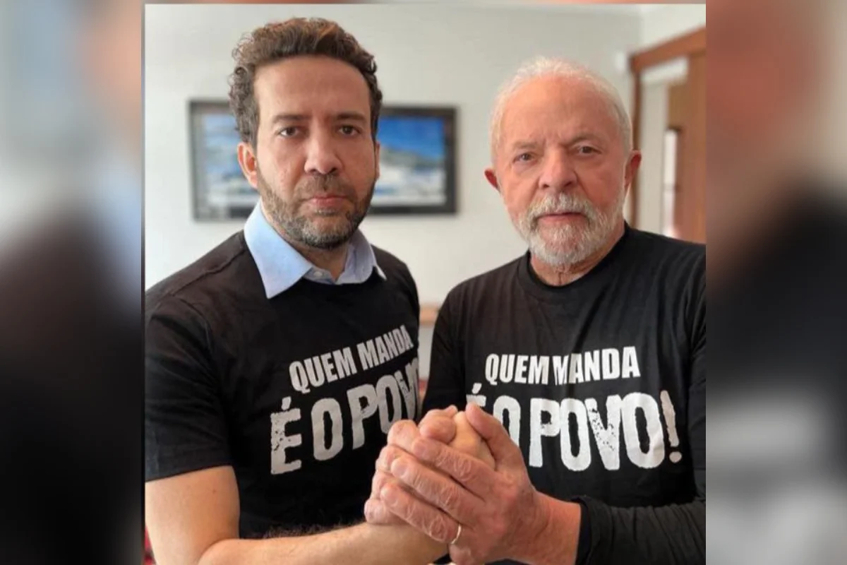 “Exército do Lula”: Janones cria megacanal no WhatsApp e prepara ofensiva digital contra Flávio Bolsonaro “Exército do Lula”: Janones cria megacanal no WhatsApp e prepara ofensiva digital contra Flávio Bolsonaro