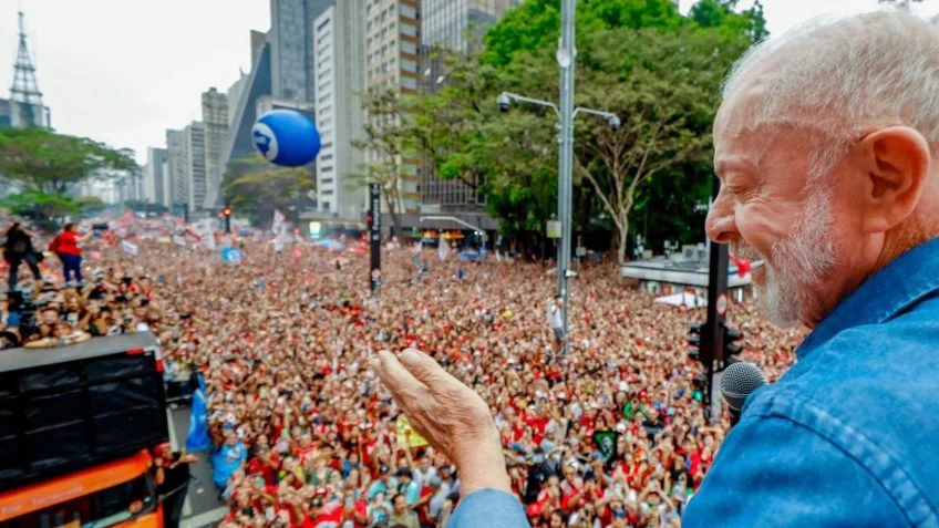 Coligação de Lula aciona TSE contra Flávio Bolsonaro por vídeos sobre manifestação na Avenida Paulista; disputa chega à Justiça e levanta debate sobre imagens fora de contexto