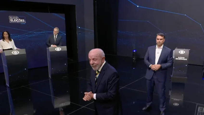 Lula condiciona debate na Globo à abertura dos sigilos de Flávio Bolsonaro; ironia é que transparência precisa valer para todos Lula condiciona debate na Globo à abertura dos sigilos de Flávio Bolsonaro; ironia é que transparência precisa valer para todos