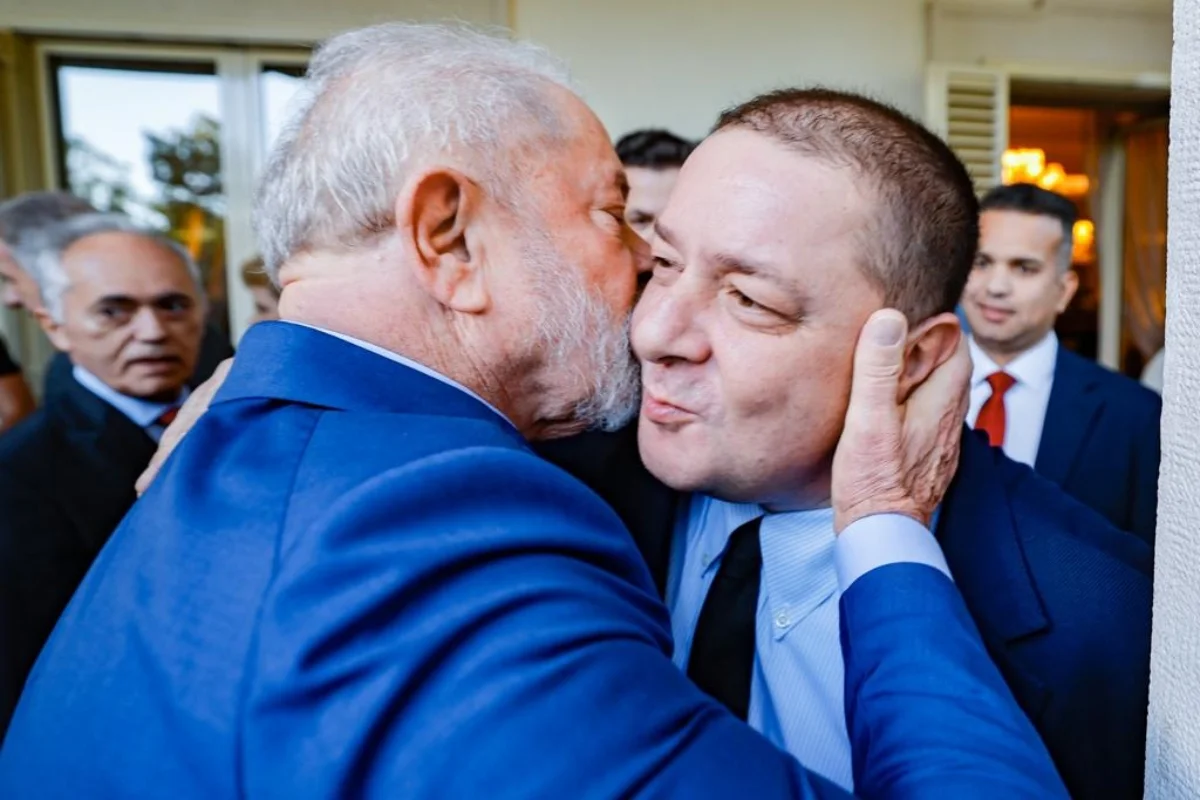 Mensagens revelam que Lulinha autorizou lobista a usar foto com Lula para impressionar empresário da Unigel