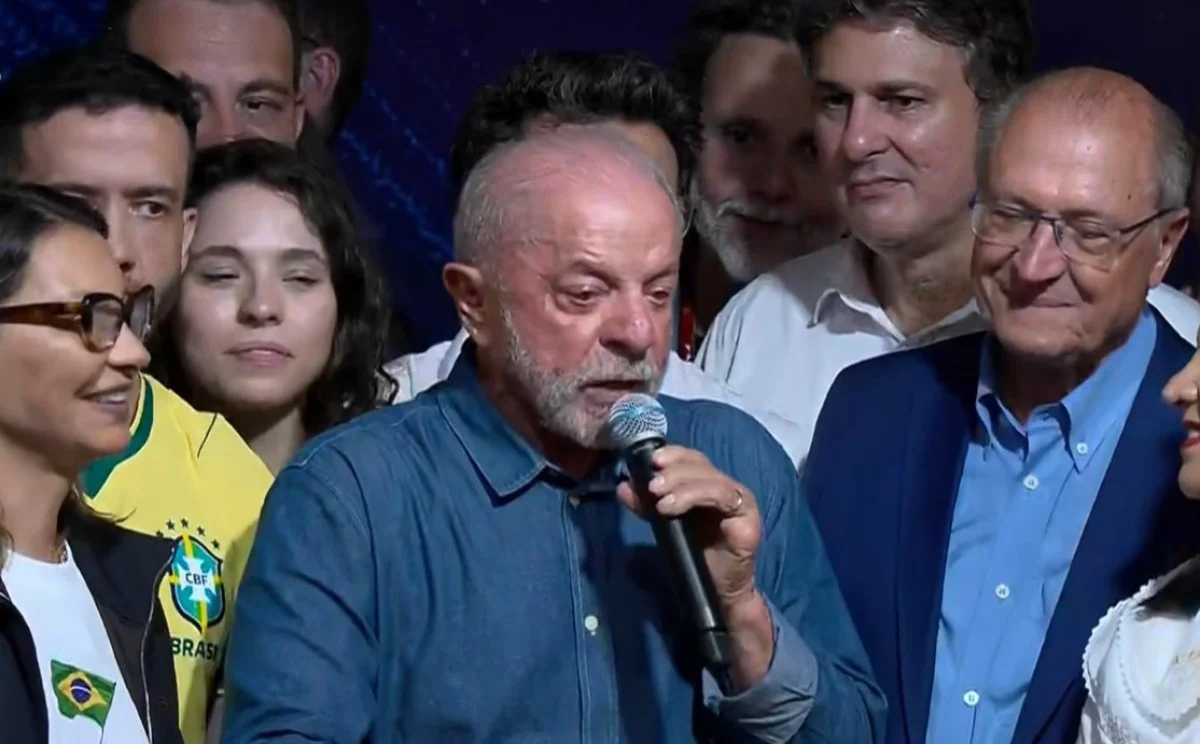 Lula declara derrota do “negacionismo” e promete regular redes sociais após vitória eleitoral; discurso reacende debate sobre liberdade de expressão