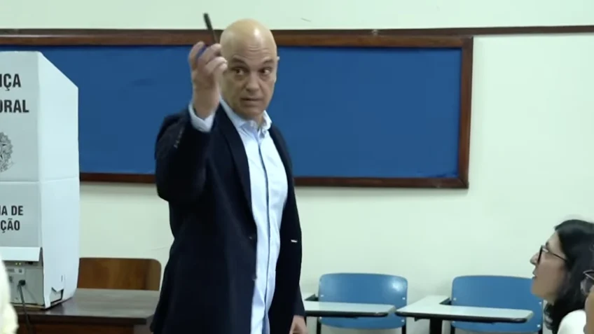 Alexandre de Moraes vota em São Paulo e exibe celular após regra que ele ajudou a implementar Alexandre de Moraes vota em São Paulo e exibe celular após regra que ele ajudou a implementar