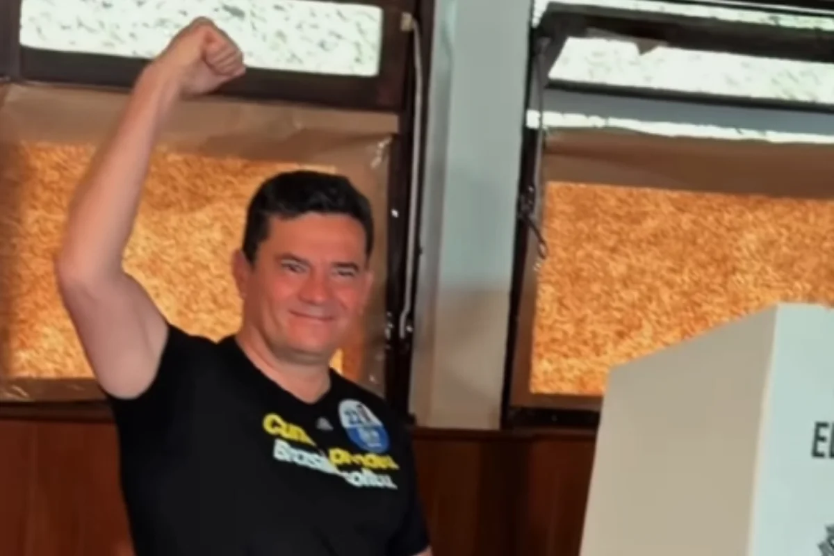 Sergio Moro vota em Curitiba, reafirma apoio a Flávio Bolsonaro e defende aliado no Palácio do Planalto Sergio Moro vota em Curitiba, reafirma apoio a Flávio Bolsonaro e defende aliado no Palácio do Planalto