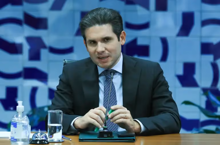 Hugo Motta anuncia PEC para mudar o sistema eleitoral e prevê voto distrital misto a partir de 2034
