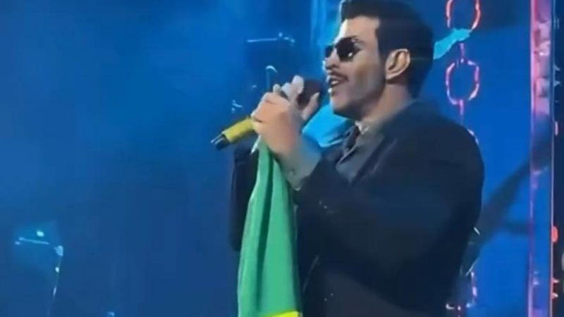 GUSTTAVO LIMA ERGUE A BANDEIRA DO BRASIL E DECLARA APOIO A FLÁVIO BOLSONARO: “SE DEUS QUISER, O PRÓXIMO 25 É 22” GUSTTAVO LIMA ERGUE A BANDEIRA DO BRASIL E DECLARA APOIO A FLÁVIO BOLSONARO: “SE DEUS QUISER, O PRÓXIMO 25 É 22”
