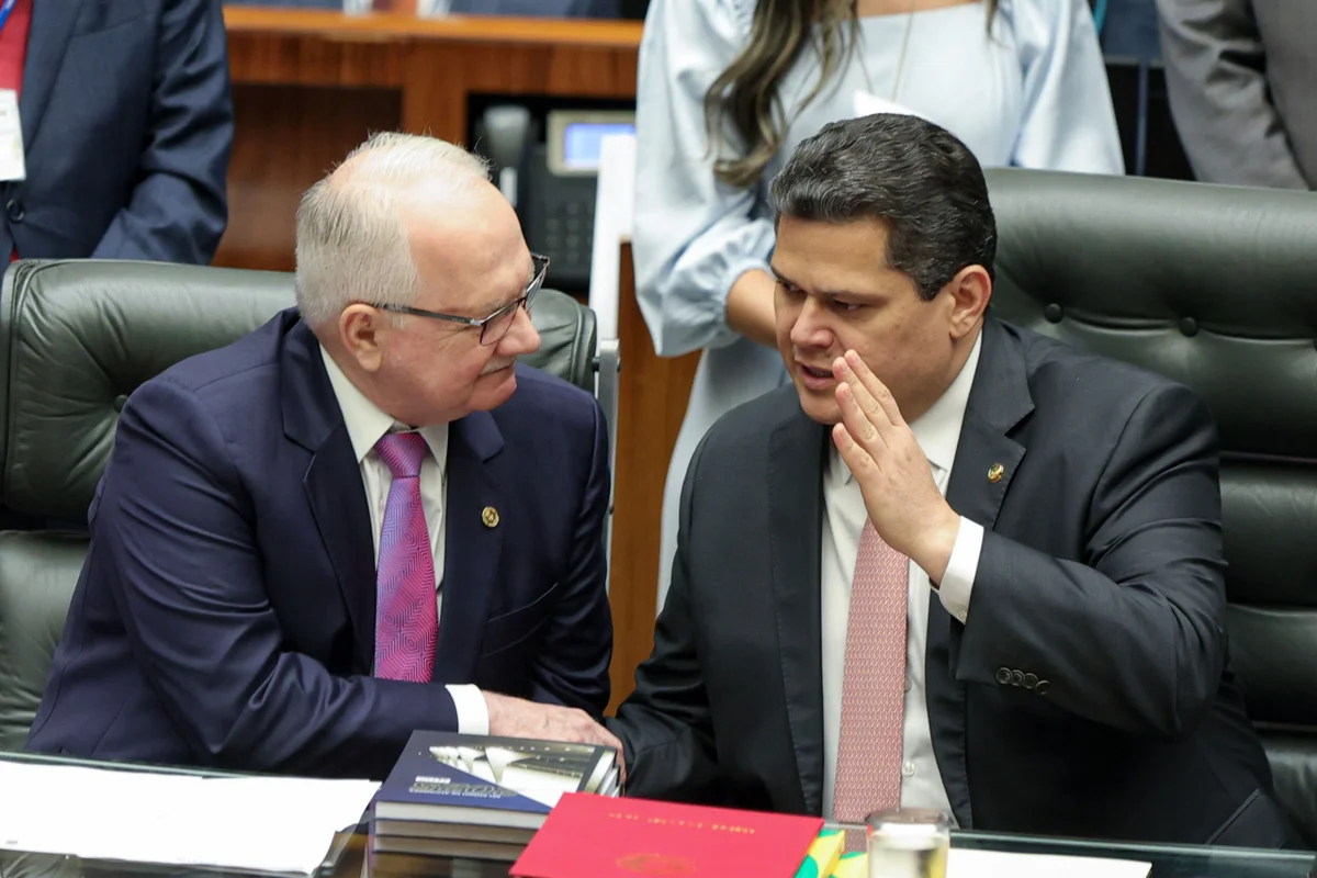 Alcolumbre acena com PEC para limitar mandatos no STF, mas interesse pela reeleição levanta questionamentos Alcolumbre acena com PEC para limitar mandatos no STF, mas interesse pela reeleição levanta questionamentos